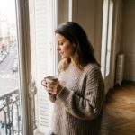 Une femme célibataire seule et sereine dans un appartement parisien