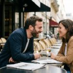 Un couple échange avec complicité lors d'une première rencontre en terrasse